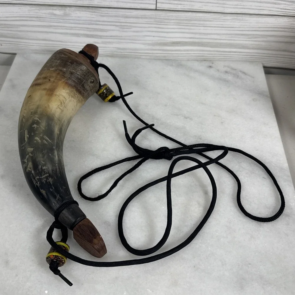 VINTAGE BLACK POWDER HORN W/ BRASS STOPPER & LEATHER STRAP - CLEAN 9 1/2